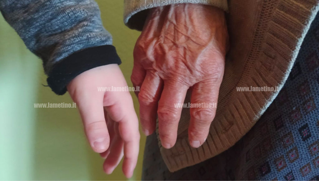 anziani-bambino-mani-2020_83679_d188e.jpg