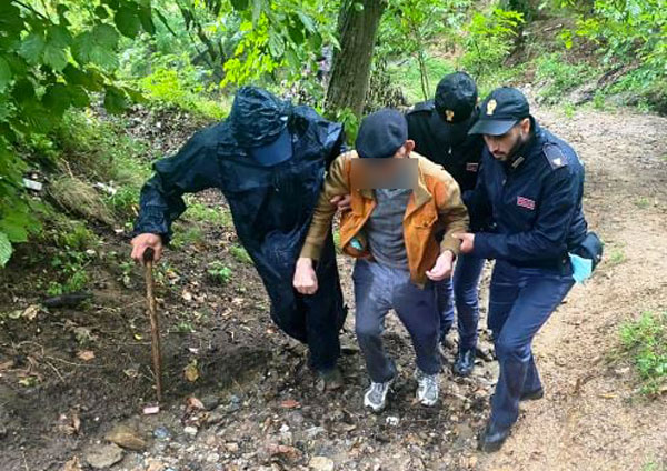 Anziano si perde andando a funghi, trovato dalla Polizia a Catanzaro