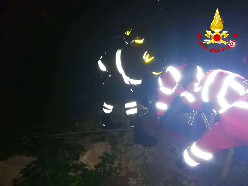 Anziano scivola in una scarpata nel vibonese, salvato