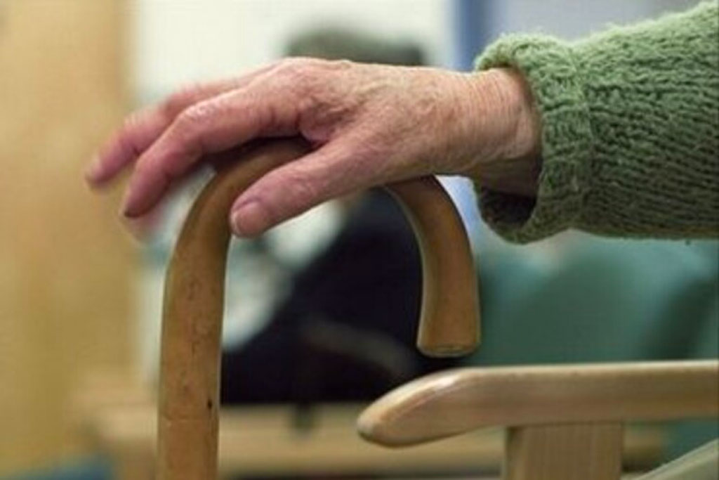 Segrega e maltratta padre di 81 anni, arrestata insieme al compagno a Reggio