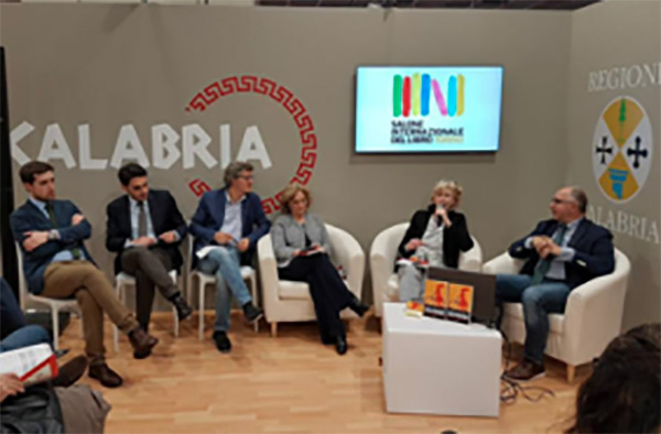 Presentato "L'Ape furibonda" allo stand Calabria del Salone del libro 