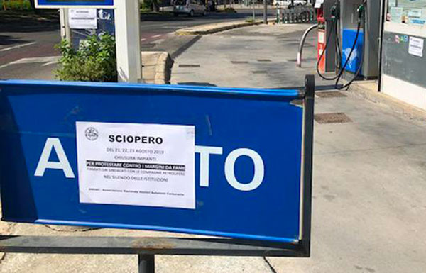 Coronavirus: "Da domani iniziano a fermarsi impianti benzina"