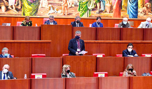 Consiglio regionale su Sanità, Spirlì: "Unica soluzione è azzeramento debito". Per Longo situazione precaria