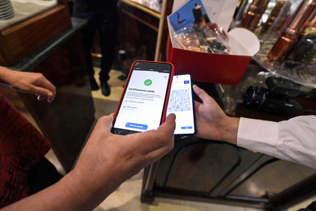 Governo: gestori locali tenuti a controllo green pass con App, proteste dei ristoratori anche in Calabria