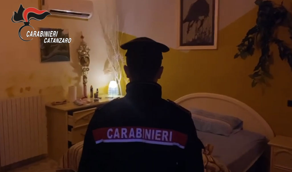 Prostituzione, scoperto giro a luci rosse a Davoli e individuati oltre 70 clienti: tre arresti 
