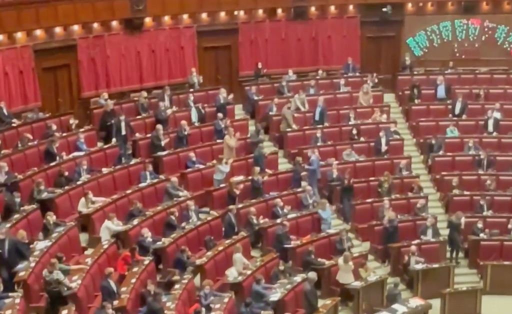 Applauso alla Camera per neo presidente della Calabria Occhiuto 