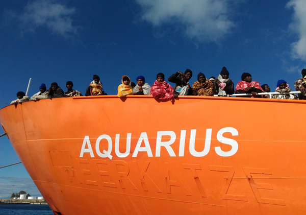 A Reggio Calabria nave con 645 migranti a bordo, c'è cadavere donna 