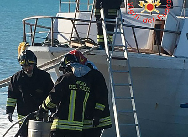 Motopeschereccio arenato a Caposuvero, presidente Ara: "Intervento vigili del fuoco ha impedito che mille litri gasolio finissero in mare"