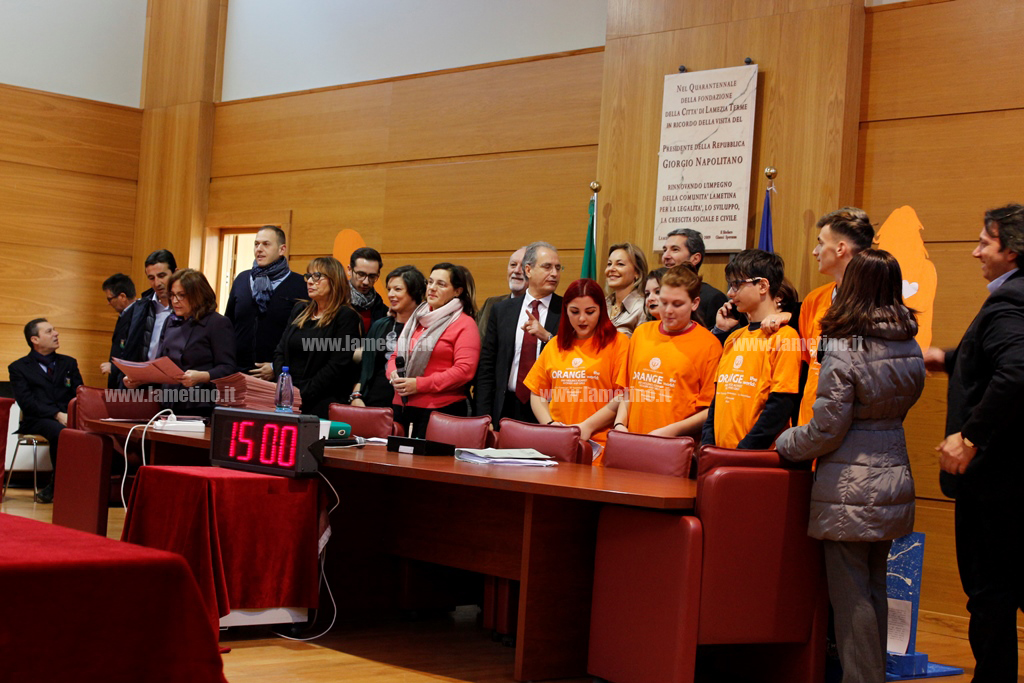 Lamezia: Soroptimist contro la violenza sulle donne, donate 2 sagome arancioni al Comune