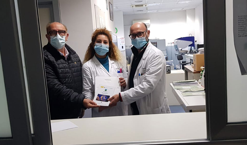 architetto-Marzano-con-i-medici-del-Centro-trasfusionale.jpg