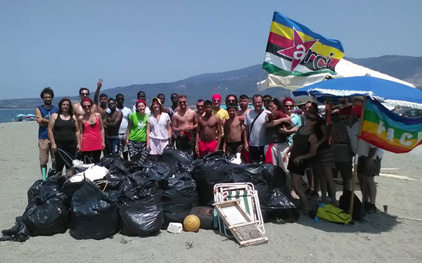 Circolo Arci Buster Keaton Lamezia pulisce spiaggia Cafarone