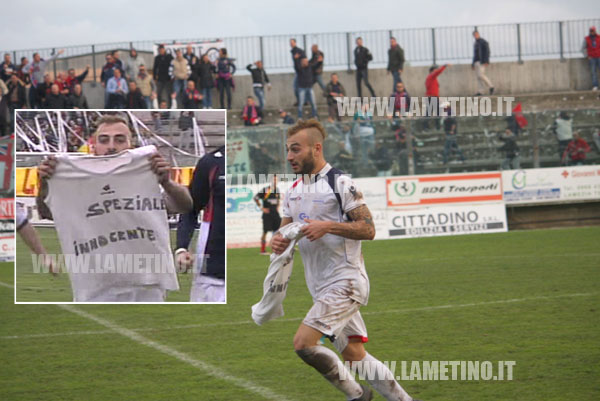 Calcio: Il calciatore del Cosenza Arcidiacono mostra maglia pro Speziale, sospeso da Società