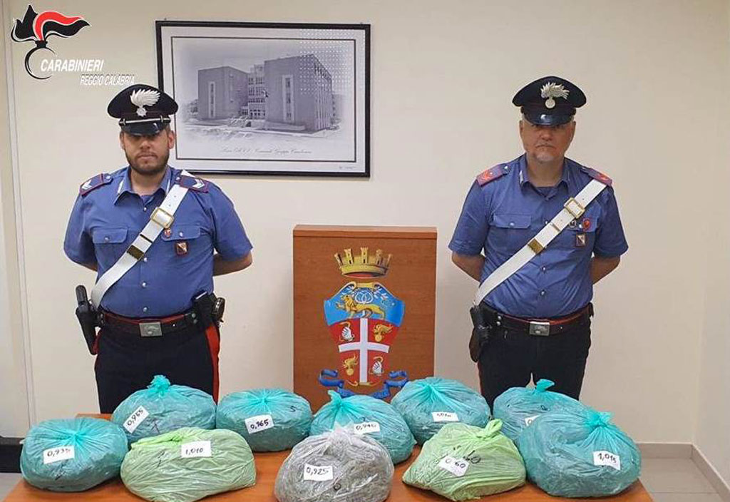 Sorpreso in auto con 10 kg di marijuana, arrestato giovane ad Ardore