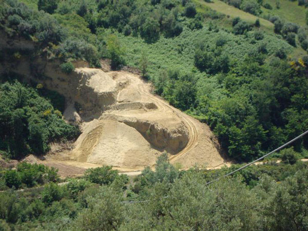 Area sbancata per realizzare cava, sequestrata a Luzzi