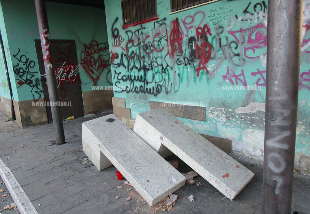 Lamezia, degrado e panchine divelte nell’area mercatale “Lucchino”