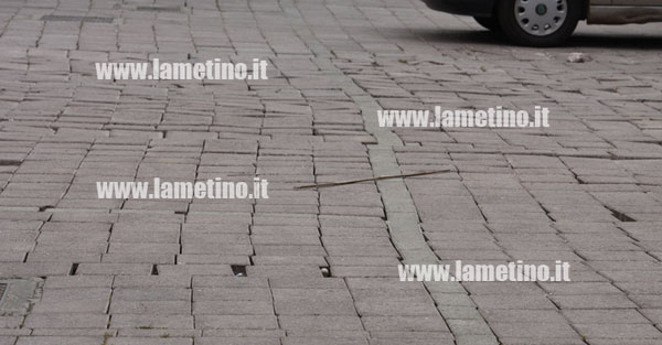 Lamezia: Pavimentazione saltata nell'area mercatale in via Misiani