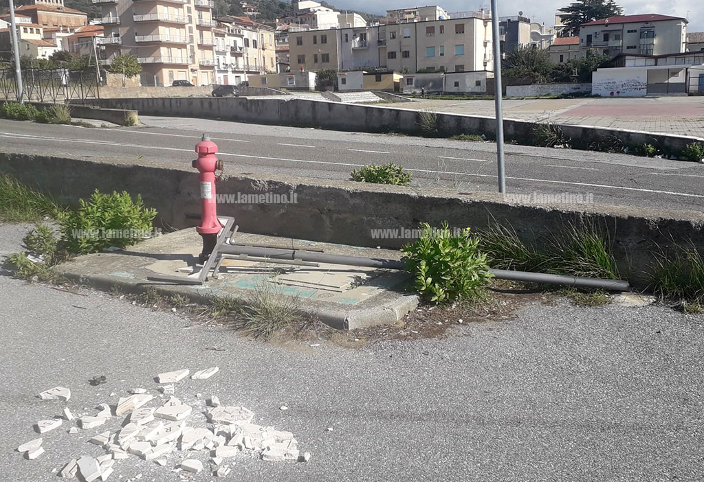 Lamezia, targhe danneggiate nell’area mercatale Pino Cosentino