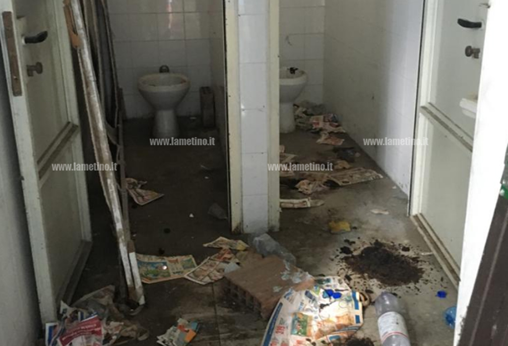 Lamezia, bagni pubblici area mercatale via Misiani tra degrado e abbandono. Ambulanti e cittadini: "È una vergogna"