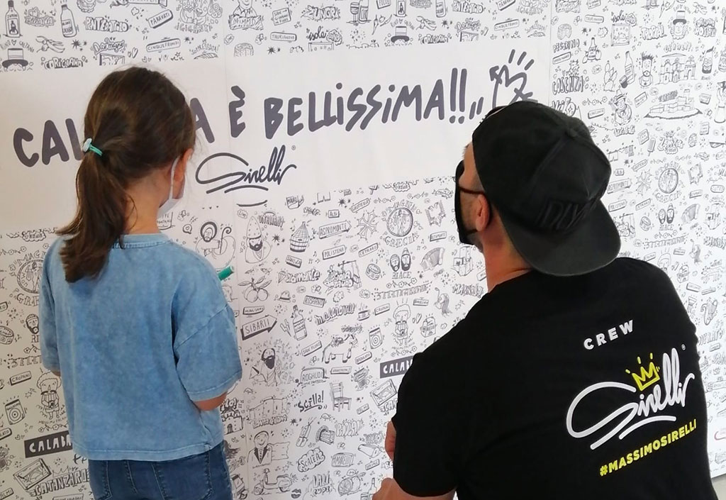 Lamezia, inaugurata in aeroporto l'opera “La mia Calabria è bellissima” dell'artista Massimo Sirelli