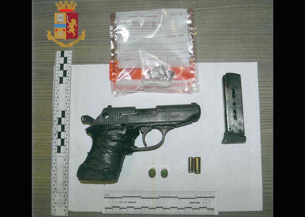 Minaccia un uomo sul bus con pistola a salve, un arresto a Reggio 
