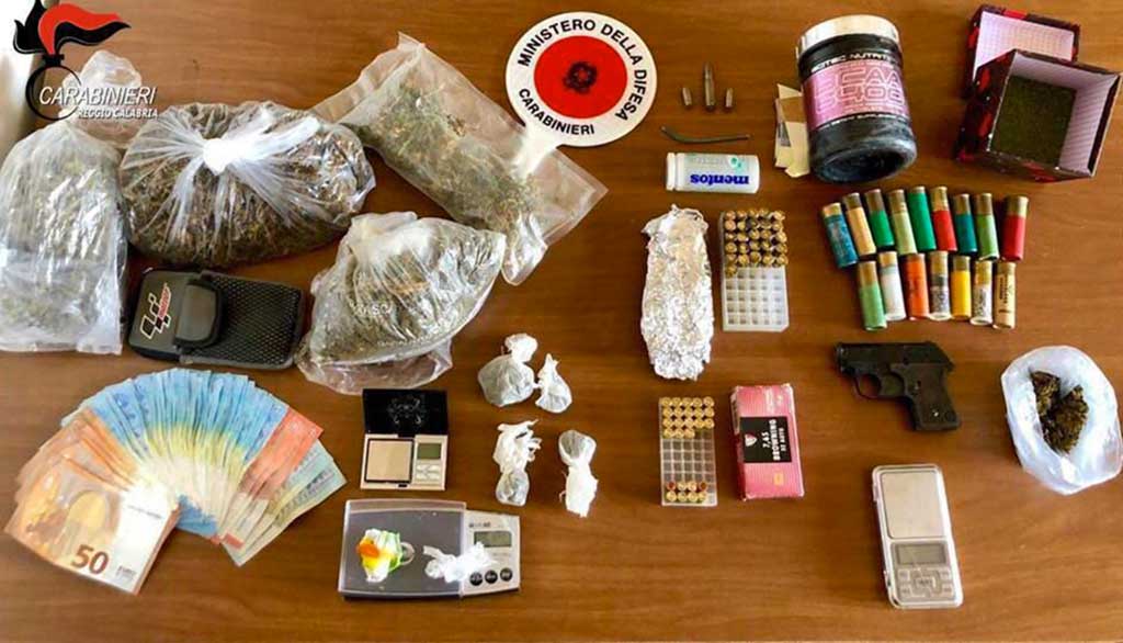 Detenzione illegale di armi e spaccio di droga, tre arresti nel reggino