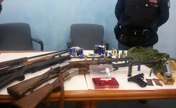Catanzaro: Polizia sequestra fucili e pistole, due arresti