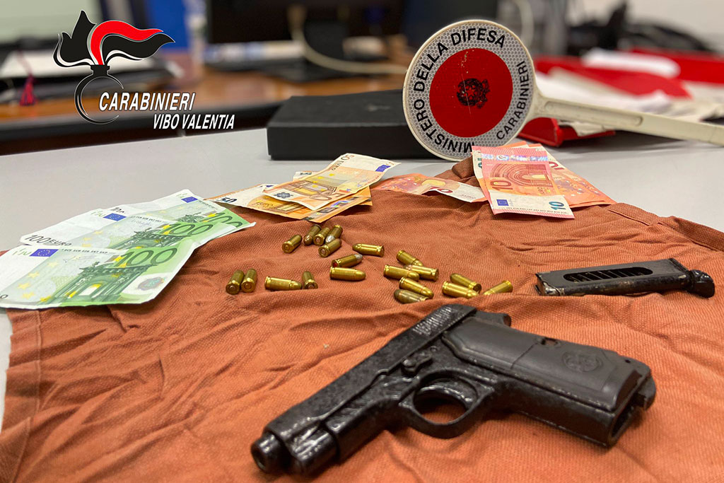 Nascondeva pistola e munizioni in auto, un arresto nel vibonese - VIDEO