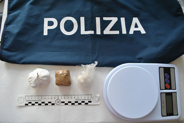 Fucili e droga in casa, 21enne in manette a Cosenza