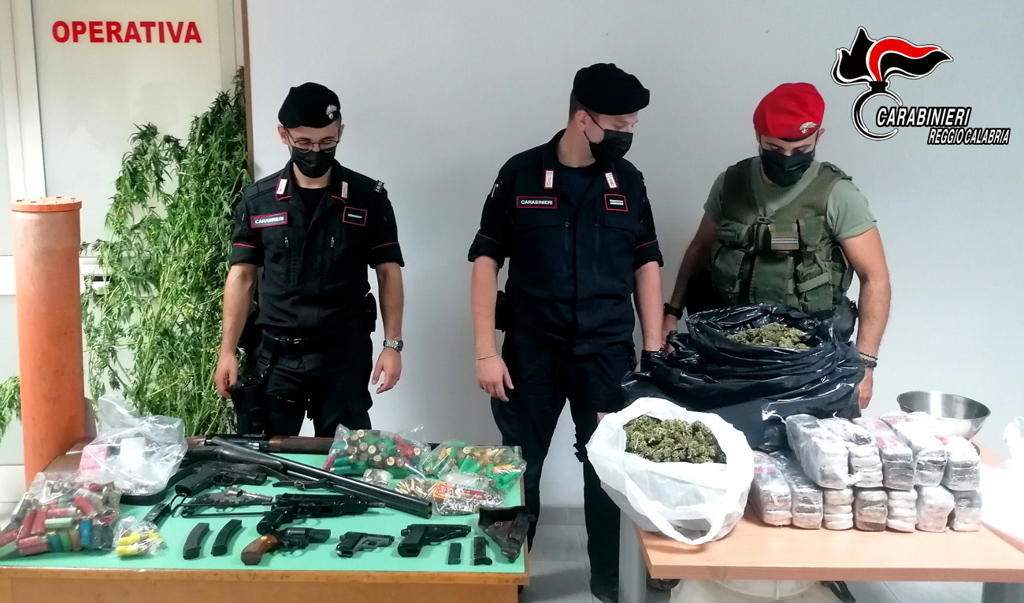Armi e droga nella fattoria di famiglia, padre e due figli arrestati nel Reggino - VIDEO