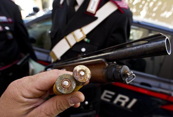 Calabria: in auto con due fucili e munizioni, arrestato