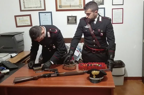 Nascondeva in un armadio pistola e munizioni, arrestato 49enne nel reggino