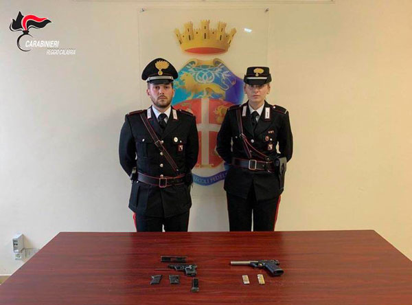 Deteneva armi e Vespa d'epoca di dubbia provenienza, arrestato fioraio nel reggino