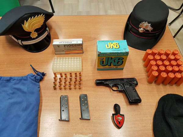 Nascondeva in casa pistola acquistata al mercato nero, arrestato a Vibo