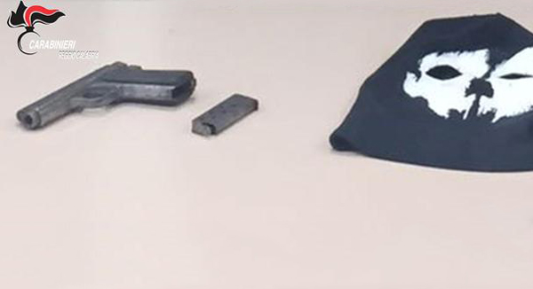 Nascondeva pistola e passamontagna sotto sedile auto, arrestato 19enne di Locri 