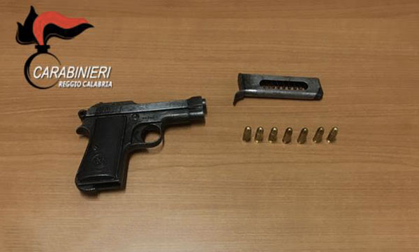 Nascondeva illegalmente pistola, ai domiciliari 85enne nel reggino