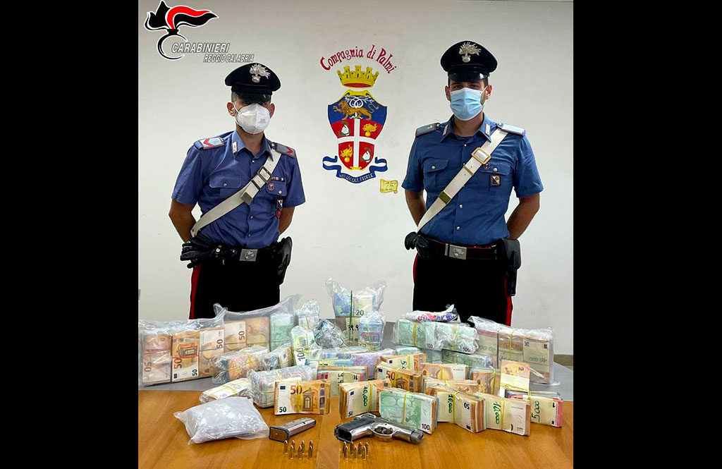 Trovati cocaina, armi e 450mila euro in un garage, arrestato 32enne a Palmi