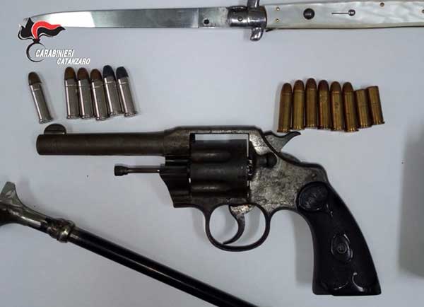 Lamezia, deteneva revolver clandestino e munizioni: arrestato 67enne 