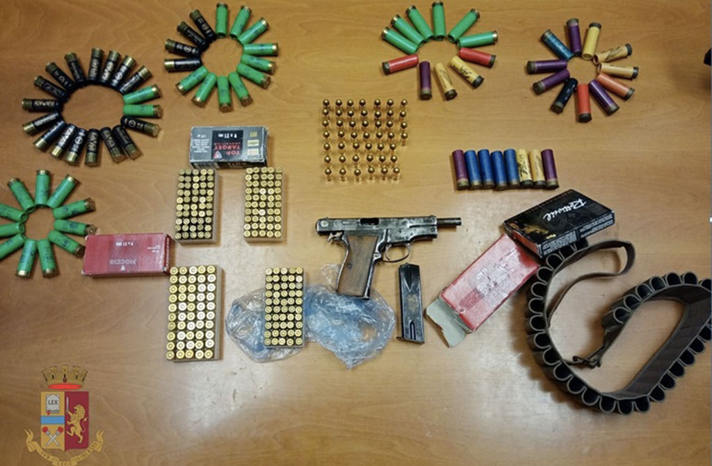 Detenevano pistola illegale e proiettili di vario calibro, arrestati coniugi a Vibo