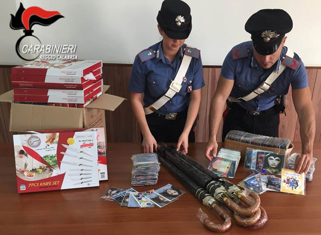 Vendevano cd, dvd e kit coltelli falsi a imbarchi traghetti, 2 arresti e 2 denunce a Villa San Giovanni