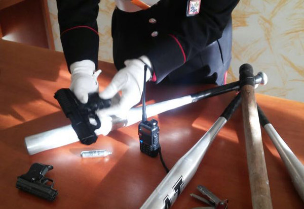 In auto con attrezzi per furti in casa, denunciati 4 giovani nel catanzarese