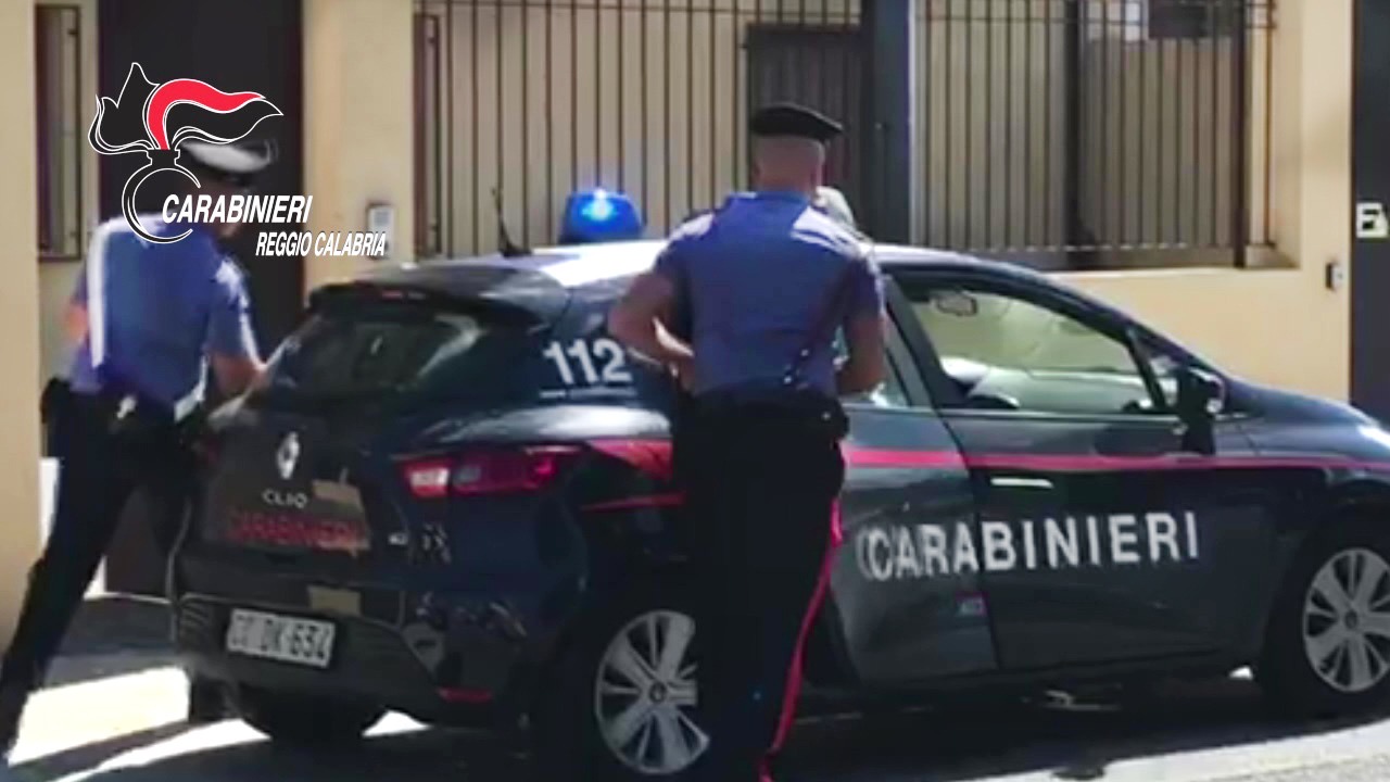 Depandance abusiva e piscina allacciata a rete pubblica, denunciati marito e moglie nel reggino