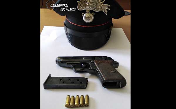 Trovati in auto con pistola clandestina e munizioni, 2 arresti nel vibonese