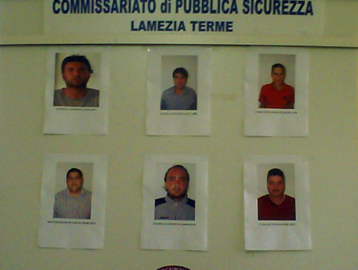 Polizia di Lamezia arresta 8 persone per spaccio, furti e ricettazione d’armi