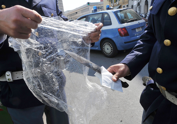 Calabria: Aggredisce madre e fratello con un coltello, arrestato 