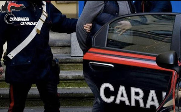 Picchiano e investono 39enne, due arresti e una denuncia a Cropani