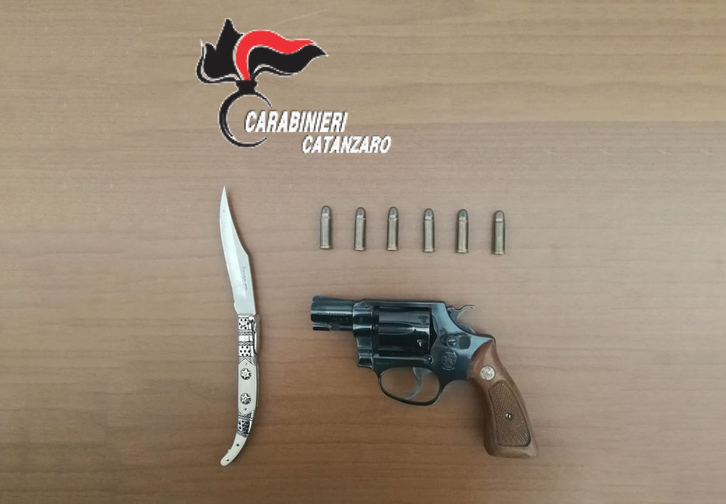 Trovato con pistola carica e coltello a serramanico, arrestato 62enne nel catanzarese