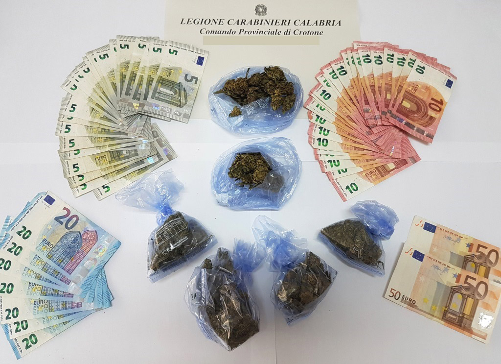 Nascondevano armi e droga in casa, due denunce nel crotonese