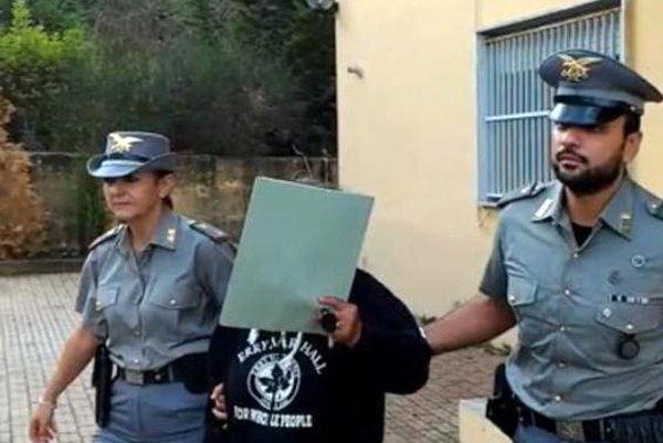 Ripresa da videosorveglianza mentre appicca rogo, in manette 68enne nel cosentino