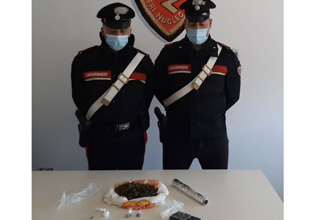 In possesso di droga e materiale per il confezionamento, in manette padre e figlio a Cirò Marina