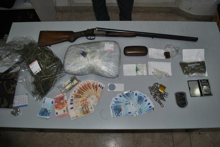 Droga e fucile in casa, 21enne arrestato a Cosenza 